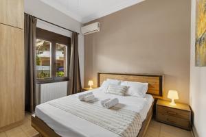 A bed or beds in a room at Casa Veranda - 3 Bedroom House with BBQ & Backyard
