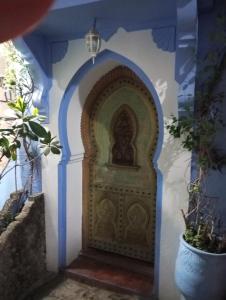 a small shrine in a blue and white wall at Casa bohemia cerca del mar in La Marina