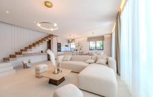 Ruang duduk di Cozy Home In Privlaka With Sauna