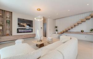 Ruang duduk di Cozy Home In Privlaka With Sauna