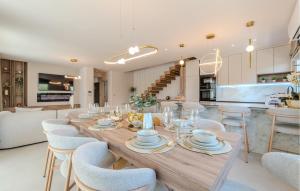 Dapur atau dapur kecil di Cozy Home In Privlaka With Sauna
