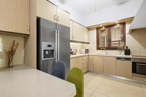A kitchen or kitchenette at Casa Veranda - 3 Bedroom House with BBQ & Backyard