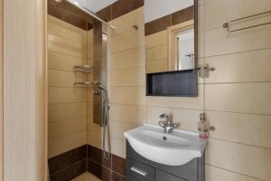 A bathroom at Casa Veranda - 3 Bedroom House with BBQ & Backyard Még 20 kép