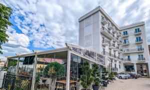 Un gran edificio blanco con fachada de cristal. en Boutique Hotel Balș, en Balş