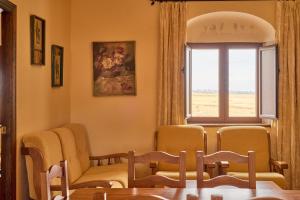 una sala d'attesa con sedie e finestra di Apartamentos Valsequillo Córdoba a Valsequillo