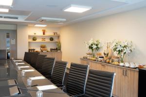 sala konferencyjna z długim stołem i krzesłami w obiekcie Hotel Ózon & Luxury Villas w mieście Mátraháza +37 zdjęć