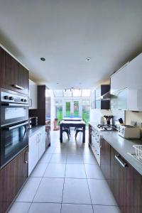 O bucătărie sau chicinetă la Lovely 5 bedroom House with Parking in Aylesbury +23 fotografii