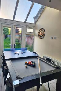 O masă de biliard de la Lovely 5 bedroom House with Parking in Aylesbury