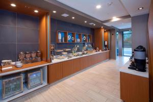 Springhill Suites By Marriott Newark Downtown的咖啡和沏茶工具