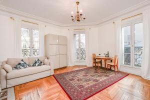 Area tempat duduk di Eiffel Tower view Rose, apartment #1