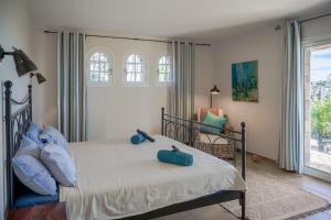Ένα ή περισσότερα κρεβάτια σε δωμάτιο στο Villa la Vigerie Luxury Sea View +31 φωτογραφίες