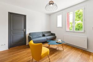 una sala de estar con un sofá y una mesa en T3 Appartement au centre ville, en Annecy