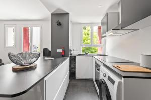 Una cocina con una encimera con un cuenco encima. en T3 Appartement au centre ville, en Annecy 14 fotos más