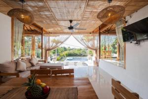 ウルワツにあるJonggi Villa - 2BR Luxury Uluwatu Pool Villaのソファとテーブルのあるリビングルーム