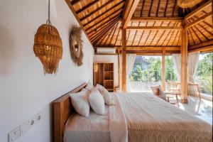 ウルワツにあるJonggi Villa - 2BR Luxury Uluwatu Pool Villaの窓のある部屋にある大きなベッドのある寝室 +121枚の写真