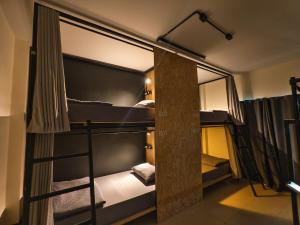 Zimmer mit 2 Etagenbetten in einem Zimmer in der Unterkunft TIMN Hostel Female Only in Pai