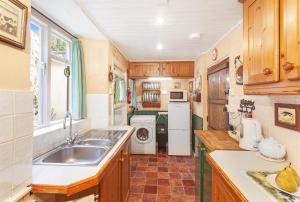 Kuchyň nebo kuchyňský kout v ubytování Ruffles Cottage Dunster