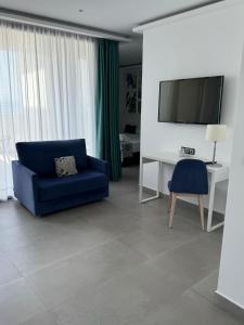 Hotel Playa de la Plata的电视和/或娱乐中心