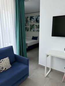 Hotel Playa de la Plata的电视和/或娱乐中心