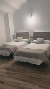 two beds sitting next to each other in a bedroom at Nuestro Refugio Rural in Cortijos Nuevos