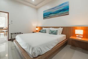ein Schlafzimmer mit einem großen weißen Bett mit zwei Lampen in der Unterkunft New Pakbia Private Pool Villa 3 Bed Ao Nang Krabi in Ban Chong Phli + 68 Fotos