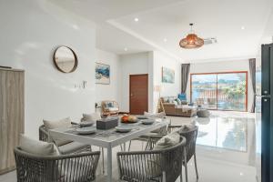 ein Wohnzimmer mit Esstisch und Stühlen in der Unterkunft New Pakbia Private Pool Villa 3 Bed Ao Nang Krabi in Ban Chong Phli