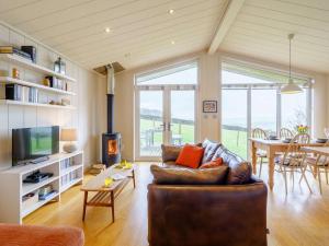 Μια τηλεόραση ή/και κέντρο ψυχαγωγίας στο 2 Bed in Caldbeck 80562