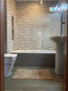 Et badeværelse på habitacion acogedora con limpieza incluida- buena conexion