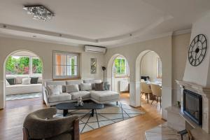 The Teplice Aqua Villa by Aura Luxury Collection في تبليتسه: غرفة معيشة مع أريكة ومدفأة