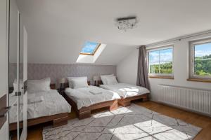 The Teplice Aqua Villa by Aura Luxury Collection في تبليتسه: غرفة نوم بها سريرين ونافذة +44 صورة