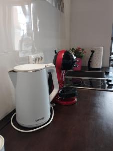 biało-czerwone urządzenie stojące na kuchennym blacie w obiekcie Apartment Atlantis w Puli