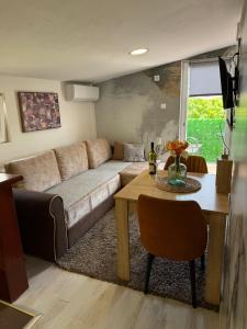 una sala de estar con un sofá y una mesa en Apartment viva Jelena, en Budva