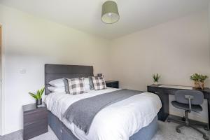 a bedroom with a bed with a desk and a bed sidx sidx sidx at Garden View in York