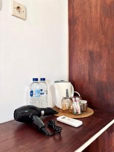 Kemudahan buat kopi dan teh di Anjani Larva Cottage - Homestay and Eatery
