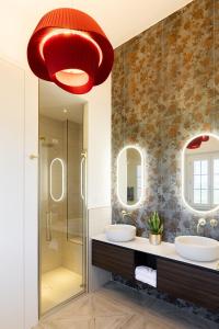 a bathroom with two sinks and a shower at Villa Delle Vigne in San Venanzo