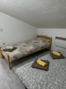 Dos camas individuales en una habitación con en Apartment viva Jelena, en Budva 8 fotos más