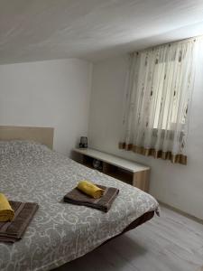 Un dormitorio con una cama con dos toallas encima. en Apartment viva Jelena, en Budva