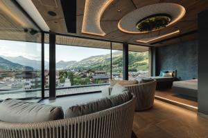 un soggiorno con vista sulle montagne di PACHMAIR 1453 apart resort a Uderns