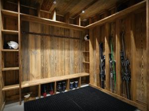 Una habitación con paredes de madera y bates de béisbol. en Chalet Marmot'Inn - OVO Network, en Notre-Dame-de-Bellecombe