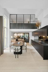 Una cocina y una sala de estar con mesa y sillas. en Luxury Stay by Freetown & Canals, en Copenhague 67 fotos más