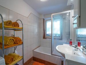 Koupelna v ubytování Special Apartment in Walchen with Private Terrace