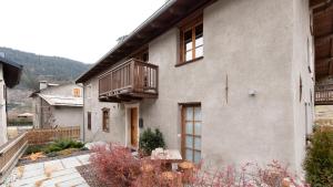 una casa con un balcón al costado en Italianway - Dei Sana 8 Yellow Submarine, en Valdidentro