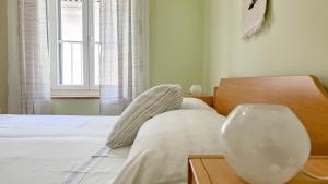 ノヴィグラード・イストラにあるMargarita 2のベッドルーム1室(ヘッドボード付きのベッド1台、窓付)