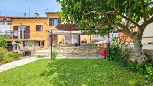 ノヴィグラード・イストラにあるMargarita 2の石壁と庭のある家