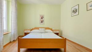 ノヴィグラード・イストラにあるMargarita 2の部屋の中に大きなベッドがある寝室