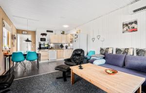 Køkken eller tekøkken på 2 Bedroom Beautiful Home In Hemmet