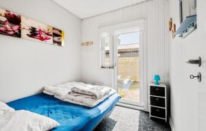 En eller flere senge i et værelse på 2 Bedroom Beautiful Home In Hemmet + 10 billeder