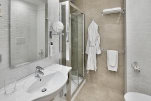 Koupelna v ubytování Victor Hotel