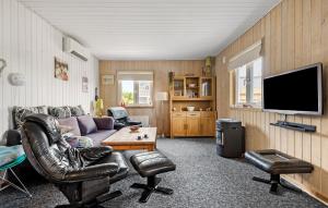 Et tv og/eller underholdning på 2 Bedroom Beautiful Home In Hemmet