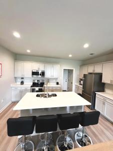 Η κουζίνα ή μικρή κουζίνα στο Tigers Stripe Stay Luxury Retreat by LSU - CL5602